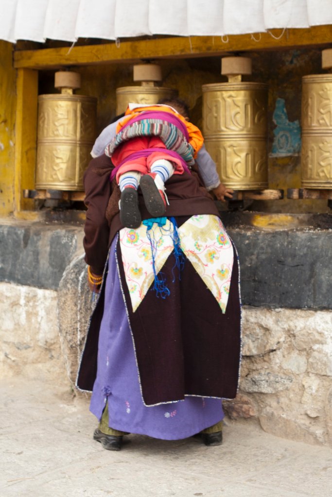 04-Prayer wheels and mother with (big) child.jpg - Prayer wheels and mother with (big) child